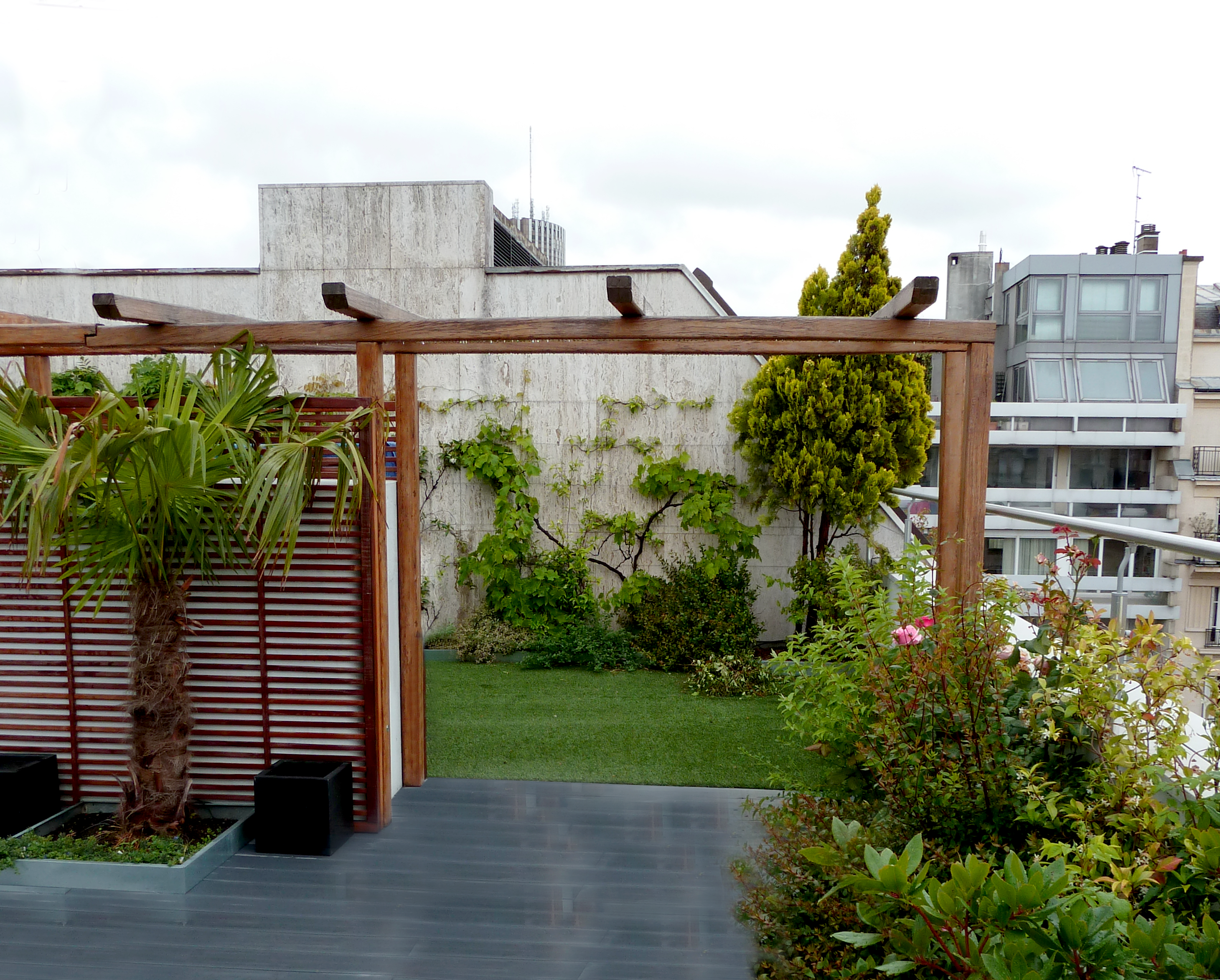 Arche et palissades en bois exotique à Neuilly